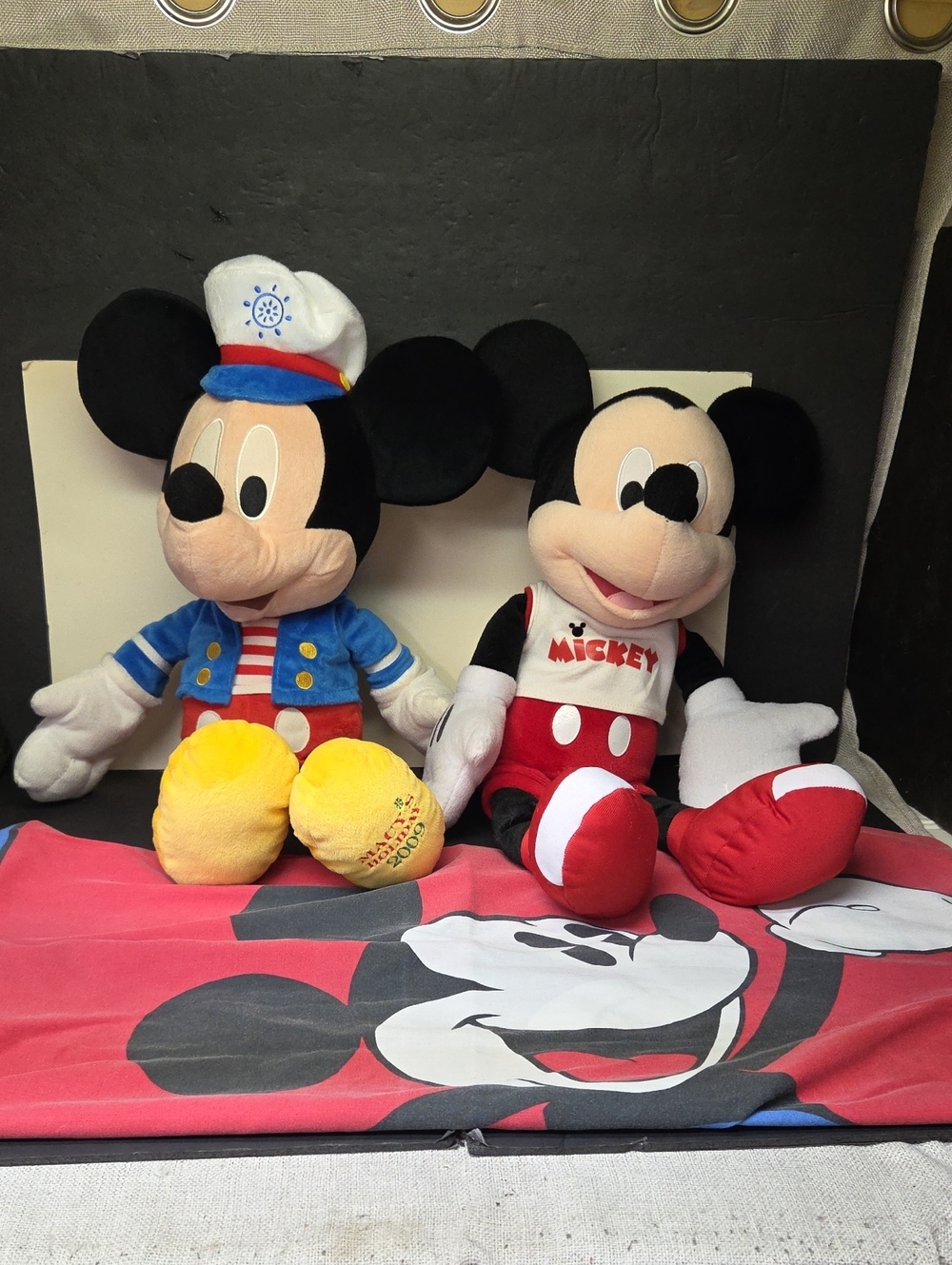 Disney Macy's Holiday 2009 Mickey MouseDisney MickeyMouse  White Tee, Pillow Cas